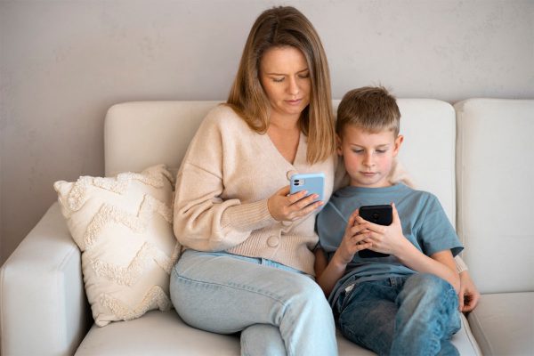 مادر و فرزند در حال استفاده از موبایل